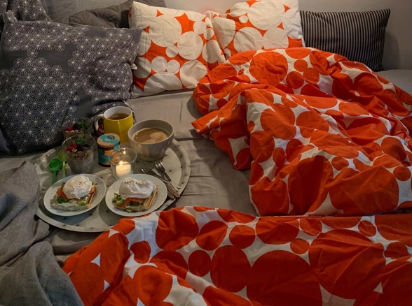 Ei Benedict und Chia-Kokos-Pudding